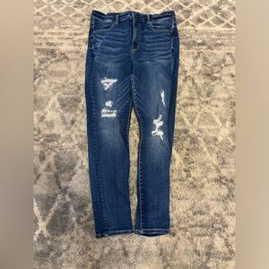 Adorable dark wash AE jeans with ripped detail!